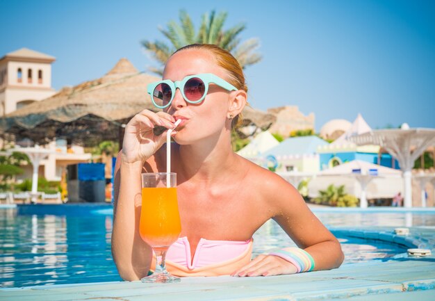 Chica en el bar de la piscina