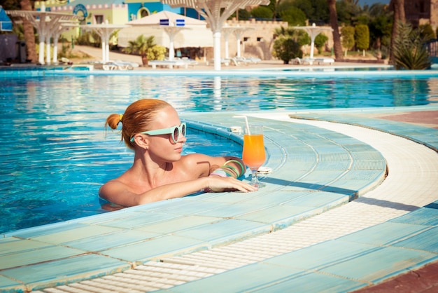 Chica en el bar de la piscina