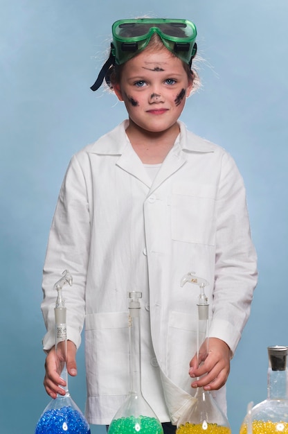 Chica con bata de laboratorio y gafas