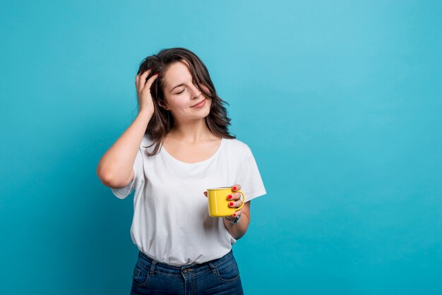 Chica bebiendo café