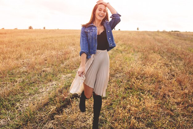 Chica de belleza al aire libre disfrutando de la naturaleza. Mujer feliz libre