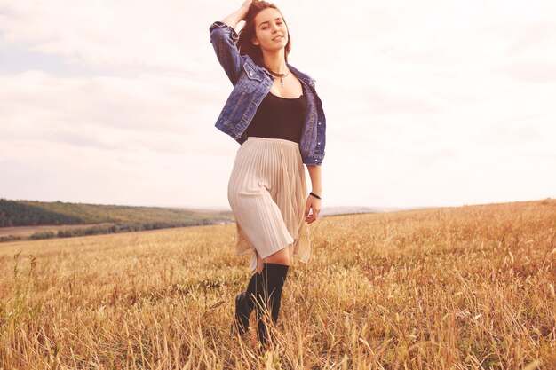 Chica de belleza al aire libre disfrutando de la naturaleza. Mujer feliz libre