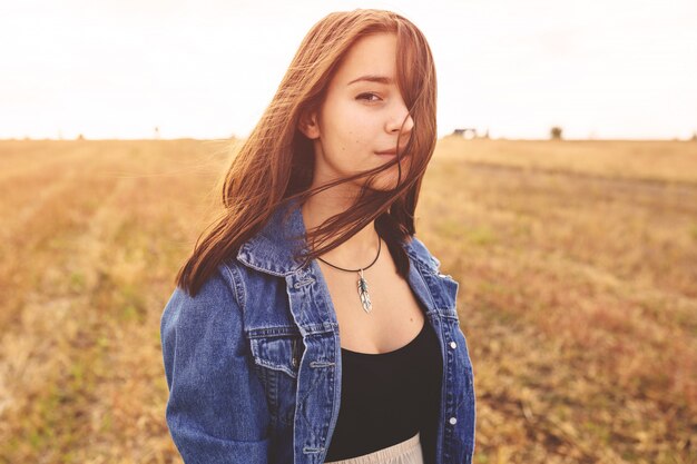 Chica de belleza al aire libre disfrutando de la naturaleza. Mujer feliz libre