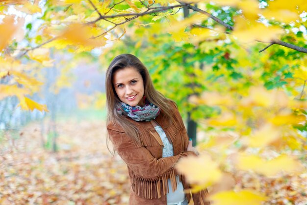 Chica de belleza en otoño