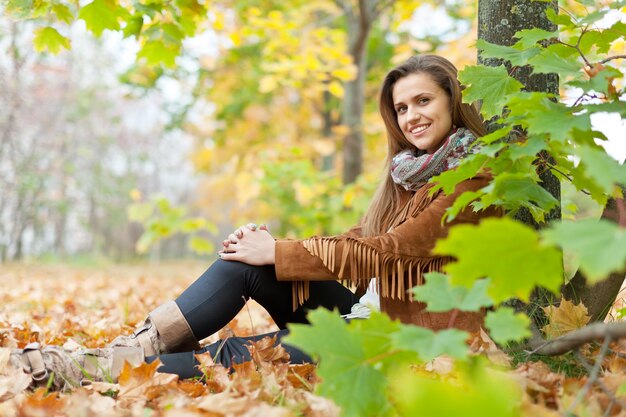 Chica de belleza en el parque de otoño