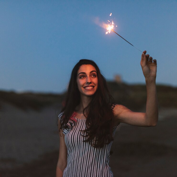 Foto gratuito chica con bengala