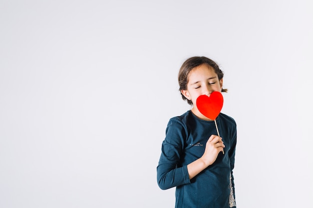 Chica besando el corazón