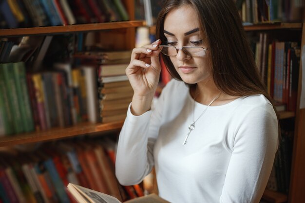 chica en la biblioteca