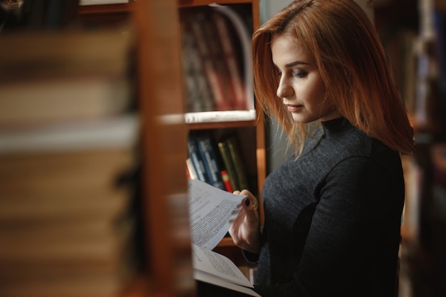 Foto gratuita chica en la biblioteca