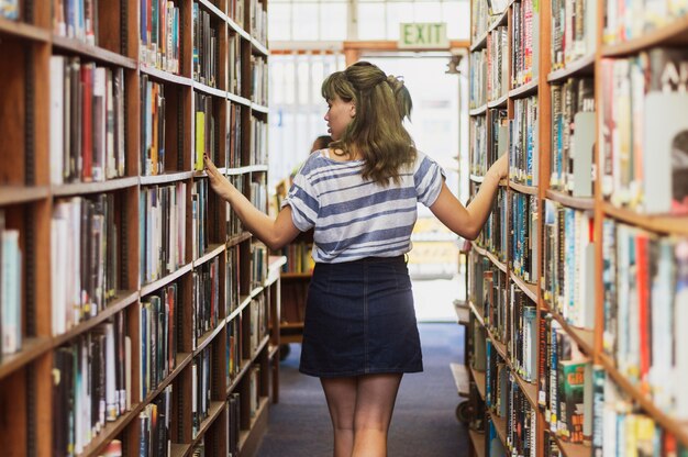 Chica en biblioteca