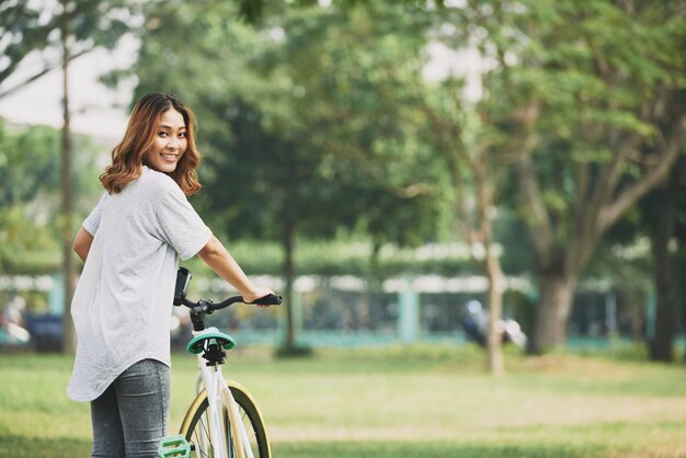 Chica con bicicleta