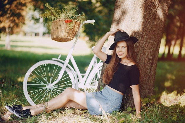 Chica con una bicicleta