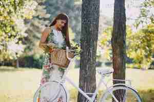 Foto gratuita chica con una bicicleta