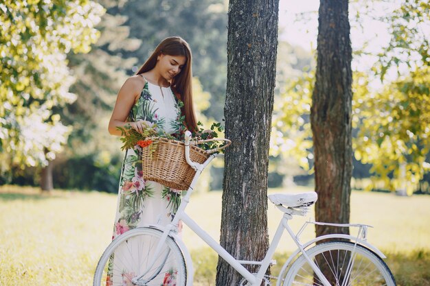 Chica con una bicicleta