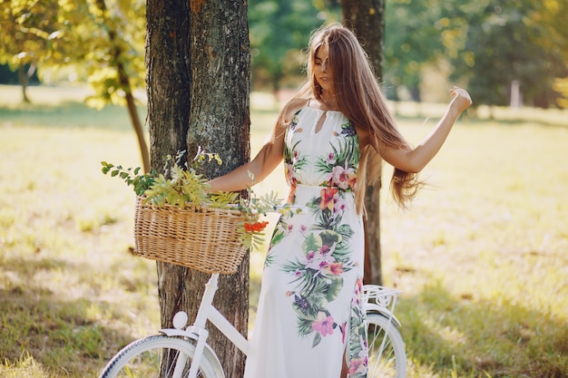 Chica con una bicicleta