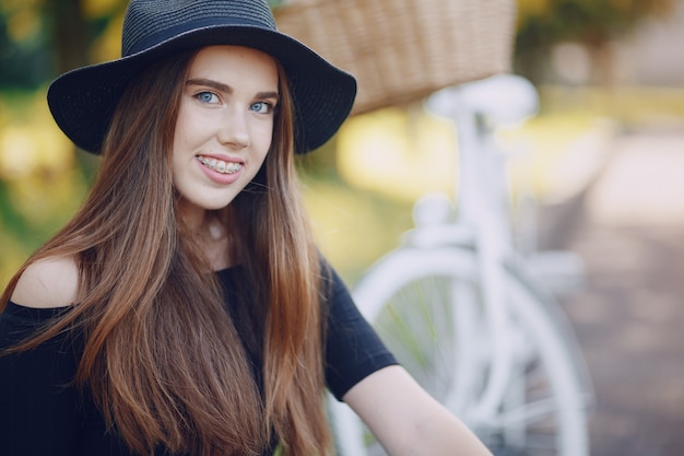 Chica con una bicicleta