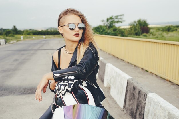 Chica biker en una ropa de cuero en una motocicleta