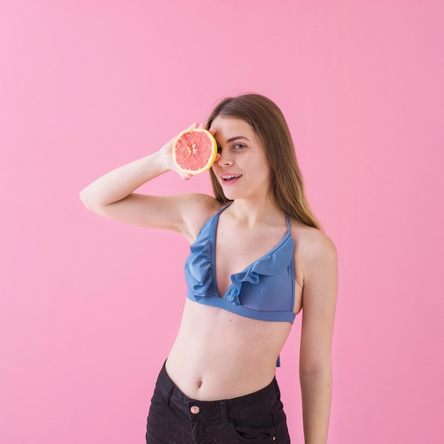 Chica en bikini con pomelo