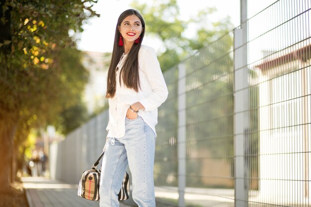 Chica en una blusa