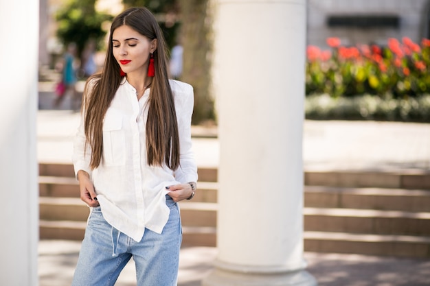 Chica en una blusa