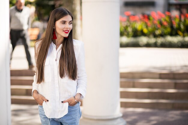 Chica en una blusa