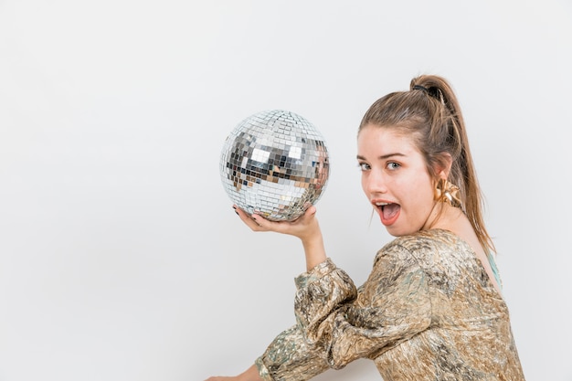 Chica con bola de discoteca en fiesta de año nuevo