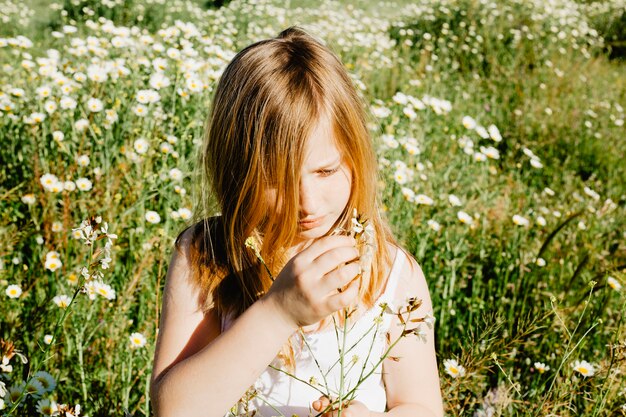 Chica bonita con flores silvestres