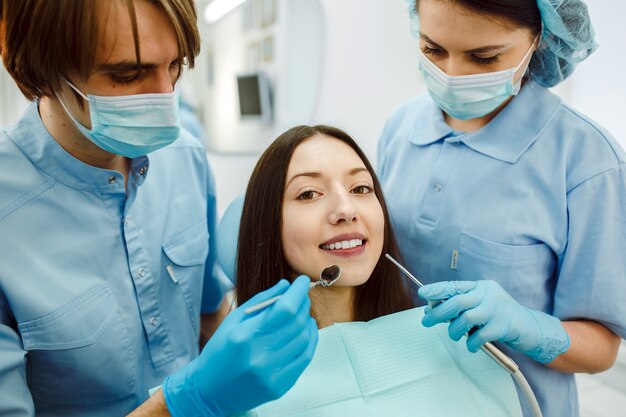 Chica con una bonita sonrisa en el dentista