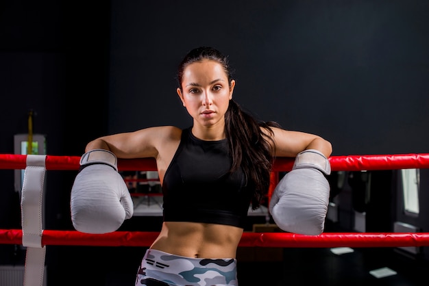 Foto gratuita chica boxeadora posando en el gimnasio