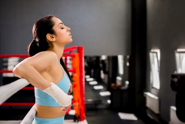 Chica boxeadora posando en el gimnasio