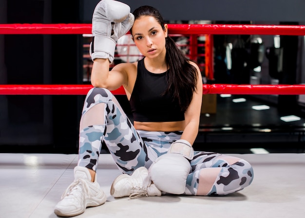 Foto gratuita chica boxeadora posando en el gimnasio
