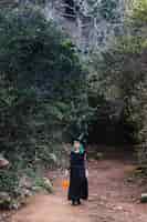 Foto gratuita chica bruja en las maderas fantasmagóricas
