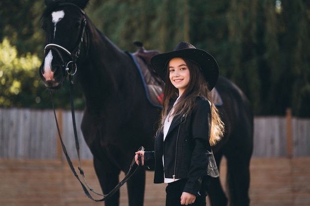 Chica con caballo en el rancho