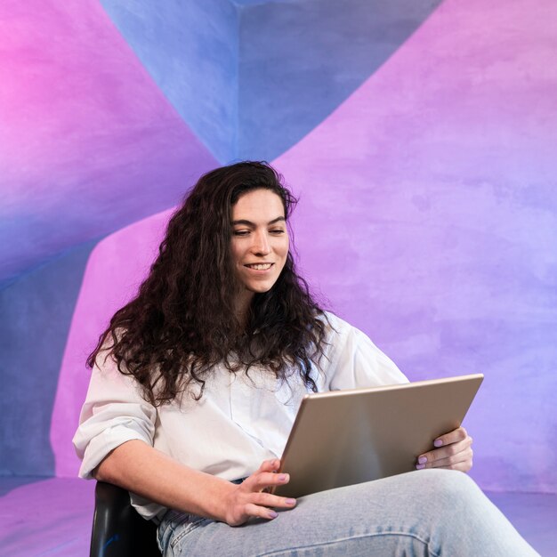 Chica con un cabello hermoso trabajando en la computadora portátil