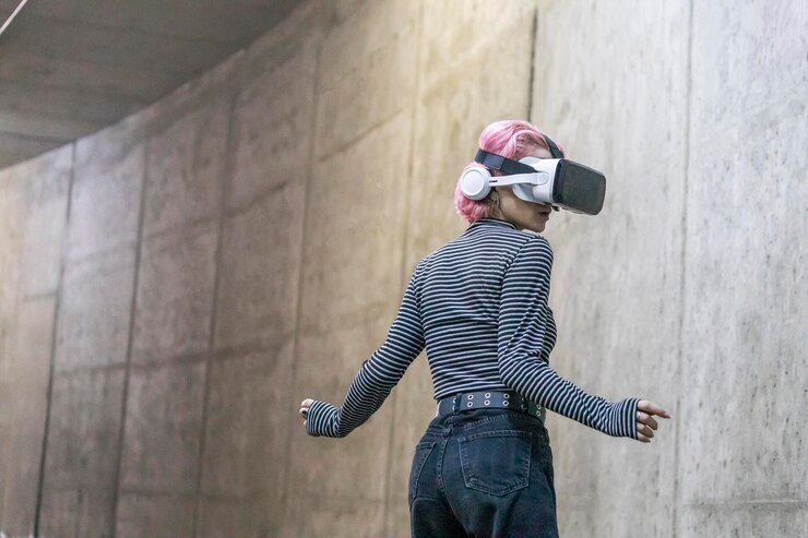 Foto gratuito la chica de cabello rosa usa un conjunto de vr y se para en el túnel