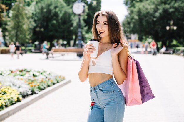 Chica con café en el parque