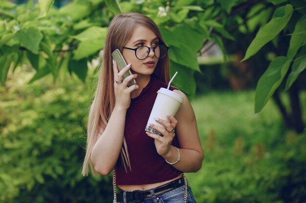 Chica con café