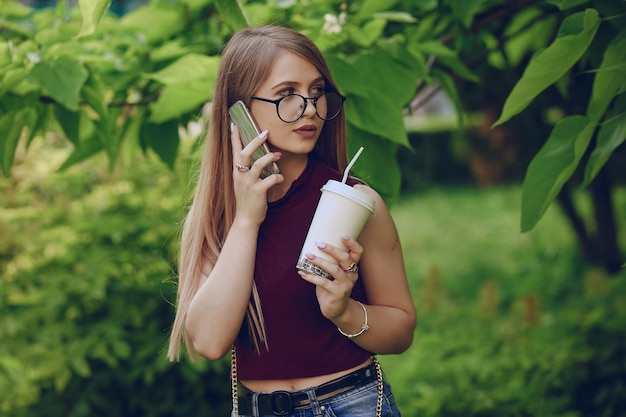 Chica con café