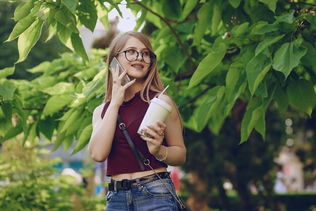 Chica con café