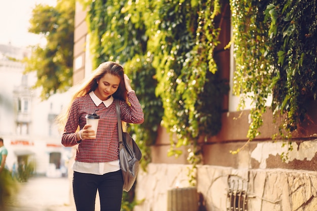 chica con café