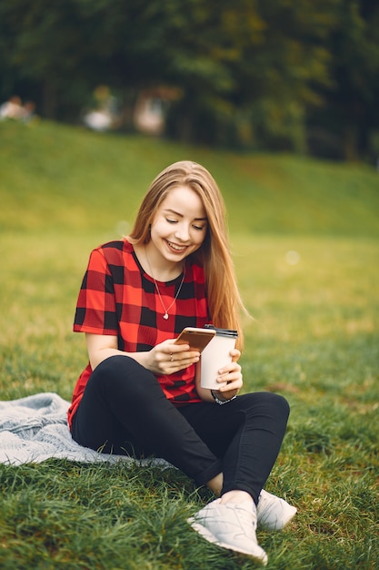 chica con café