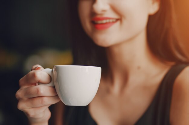 chica con café