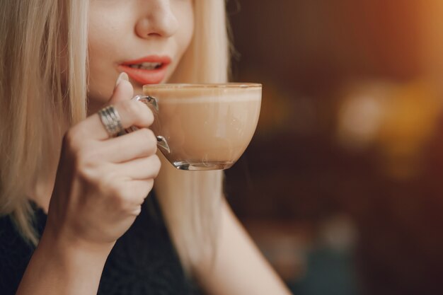 chica con café