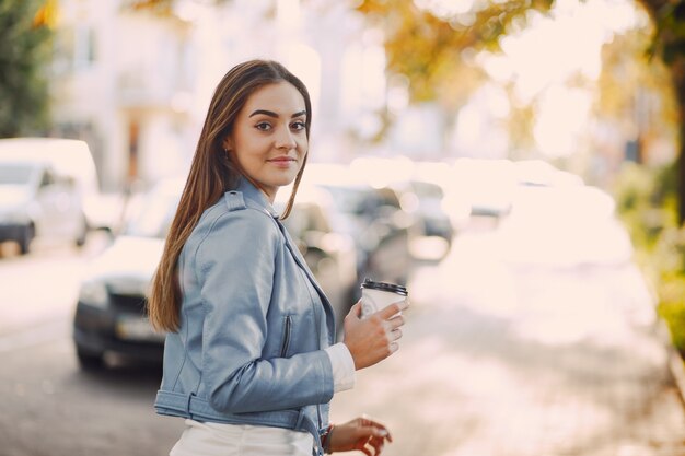 chica con café