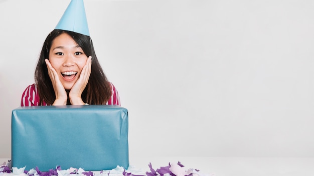 Chica con caja de regalo