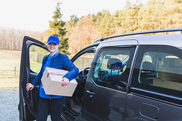 Chica con caja de trabajo en el servicio de entrega