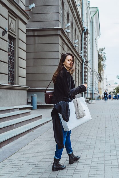 chica en la calle de una ciudad europea