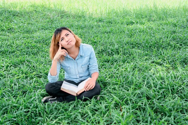 Chica calmada pensando al aire libre