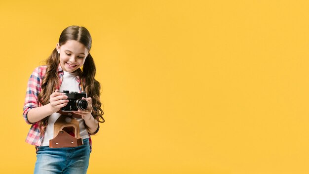 Chica con cámara de fotos en estudio