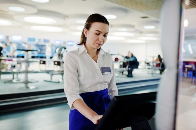 Chica camarera trabajando con terminal pos o caja de efectivo en el café Concepto de personas y servicio